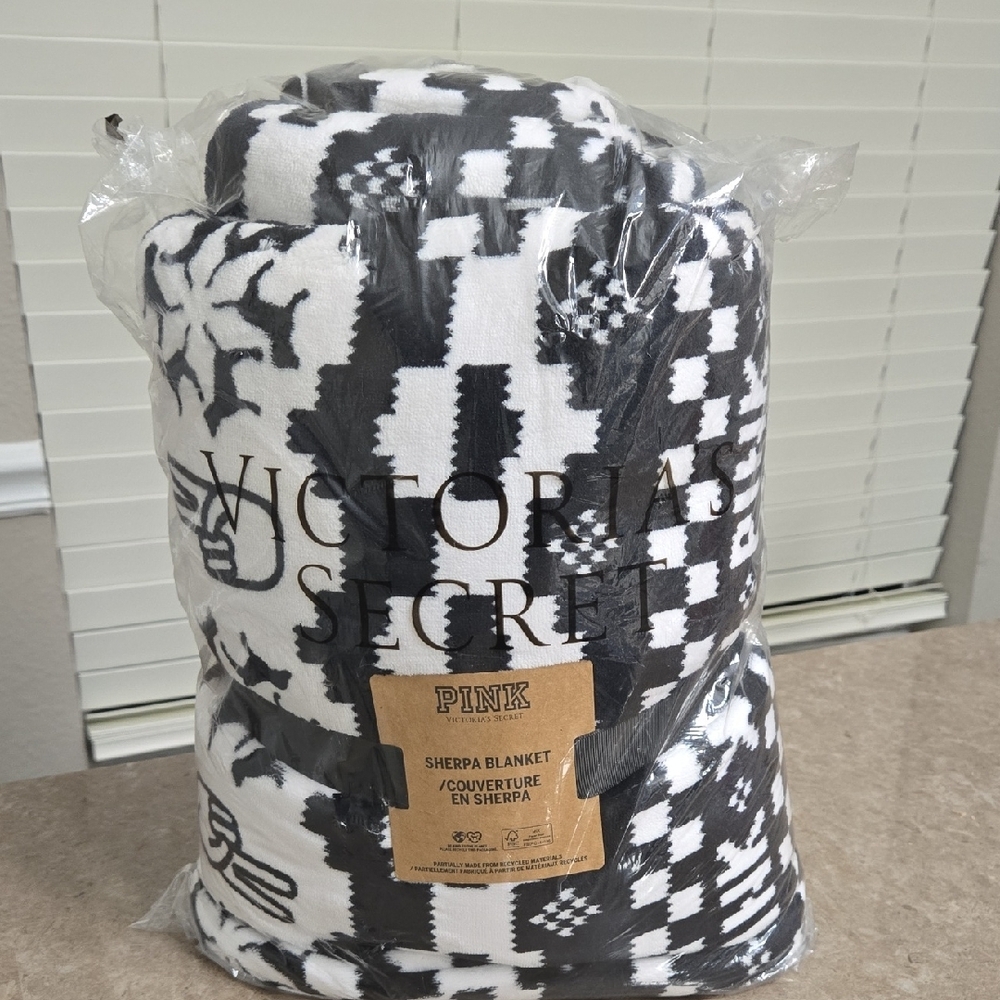 Victoria's Secret Black and White Sherpa Blanket - Picture 2 of 3